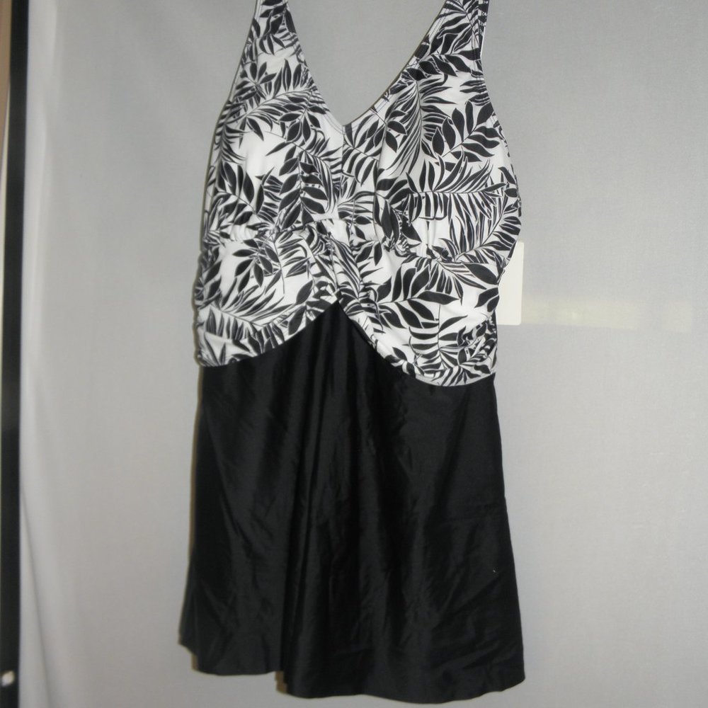 Ladies Plus 1 piece swimsuit new sz. 18W